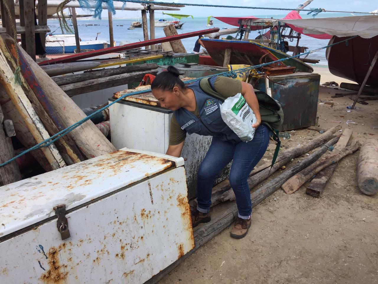 mulher ao lado de um barco de pesca